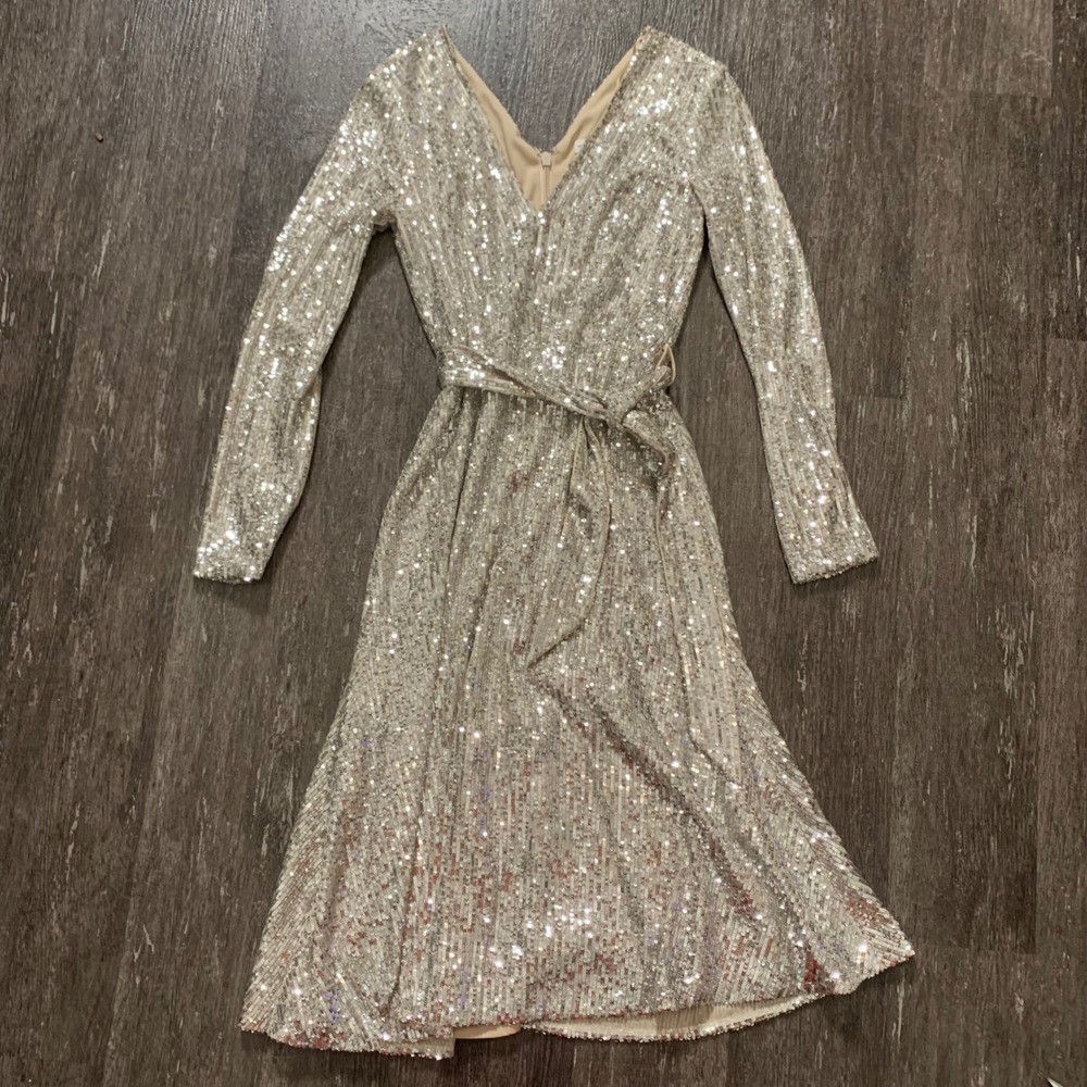 Dress the Population Silver Sequin V Neck Long Sleeve Wrap‎ Midi Dress
